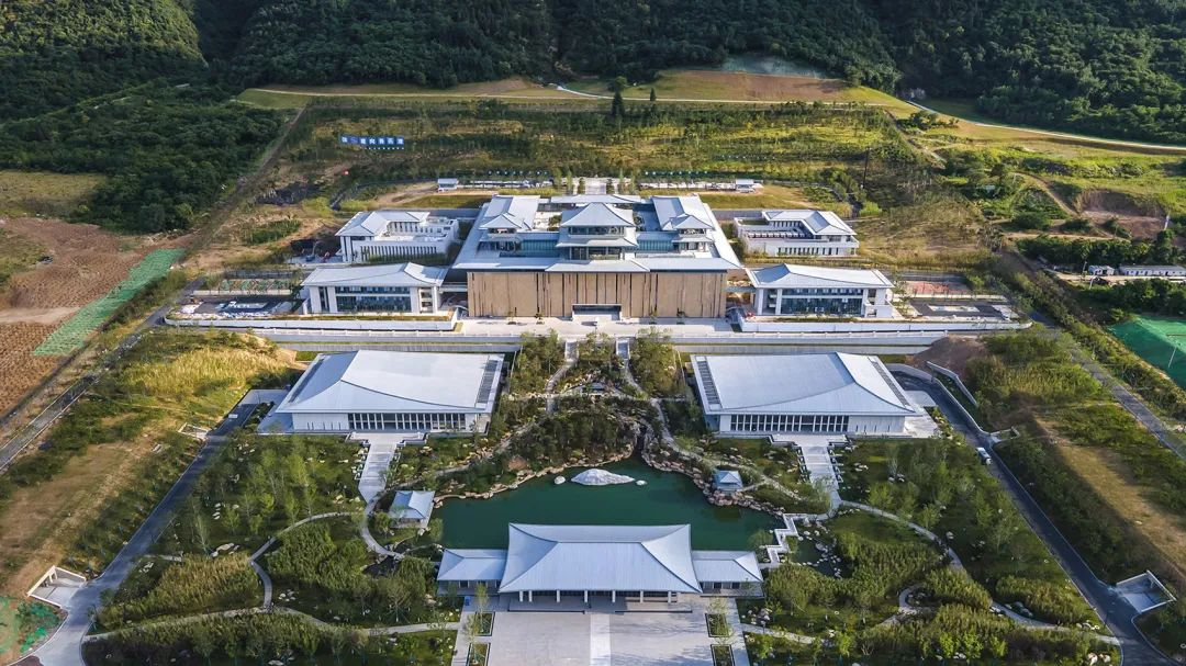 清晨四点半的解放路：门路扫除先扫细节再迎早高峰